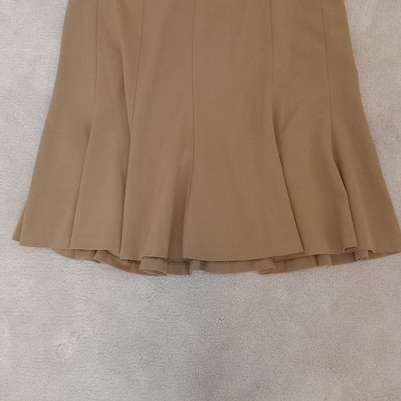 Light brown woman's skirt - Picture 2 of 3